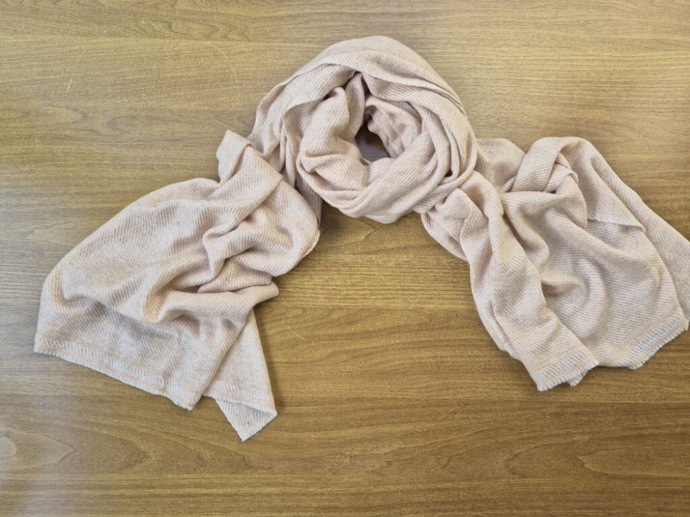 Preview: Zarter Kaschmir-Schal in Champagner-Rosé | feine Streifenstruktur | handgewebt von LWH | 69×198 cm